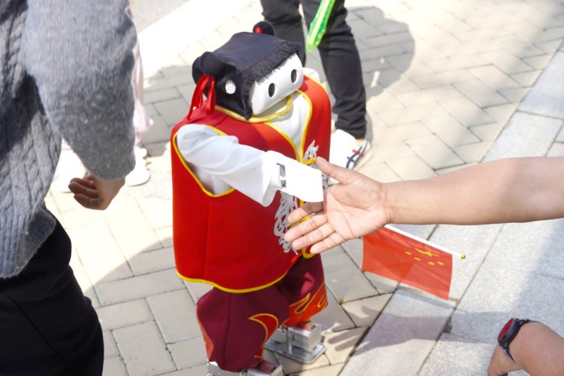 人形机器人“小巨人”和观众进行互动.jpg