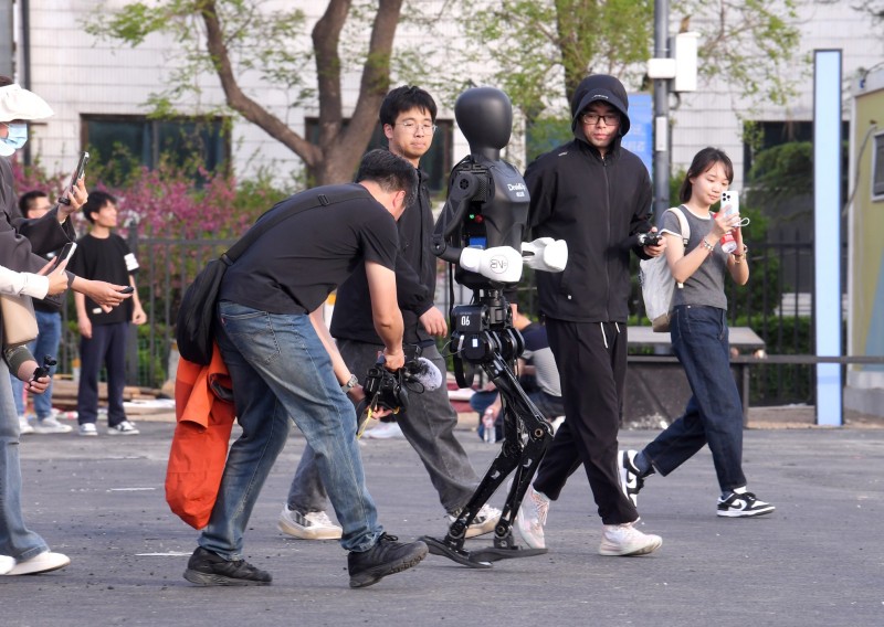 人形机器人半程马拉松举行全要素彩排.jpg 人形机器人半程马拉松举行全要素彩排.jpg