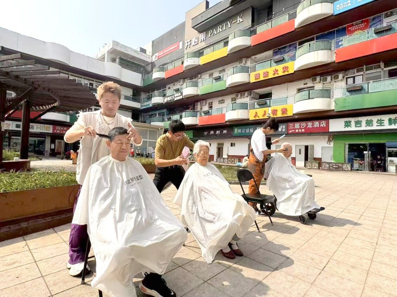社区商户携手搭建公益理发“移动服务台”.jpg