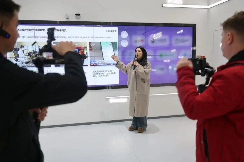 国际摄制组走进模数世界，探索北京人工智能创新生态 (1).jpg