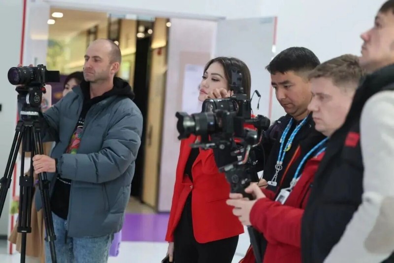 国际摄制组走进模数世界，探索北京人工智能创新生态 (2).jpg