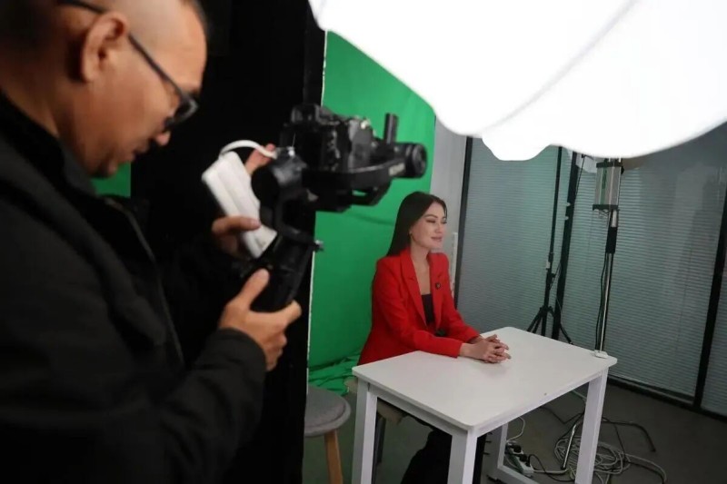 国际摄制组走进模数世界，探索北京人工智能创新生态 (3).jpg