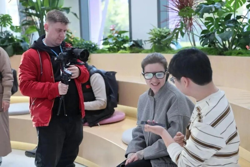 国际摄制组走进模数世界，探索北京人工智能创新生态 (5).jpg