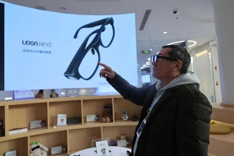 国际摄制组走进模数世界，探索北京人工智能创新生态 (6).jpg