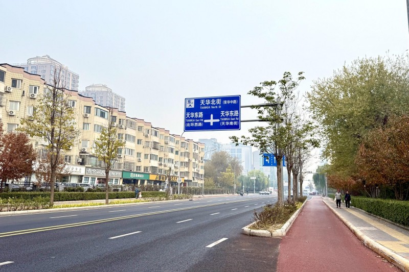 5600平方米沥青路面“绣”出民生坦途.JPG