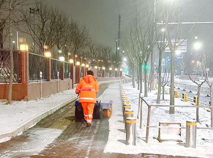 经开区高效扫雪铲冰力保路畅人安.jpg 经开区高效扫雪铲冰力保路畅人安.jpg