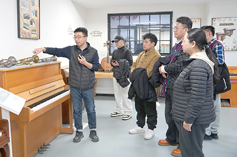 采风团走进星海钢琴产业园，感受乐器文化魅力。 安奕洁.jpg