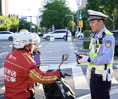 经开区持续深化“五不一戴”交通安全宣传.jpg