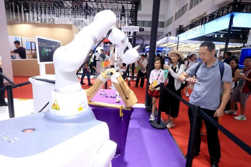 凝聚大咖观点 共话机器人产业升级 (2).JPG