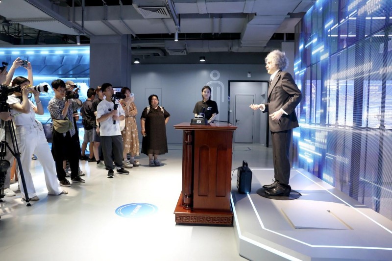 市民可近距离和仿人机器人“爱因斯坦”对话.JPG
