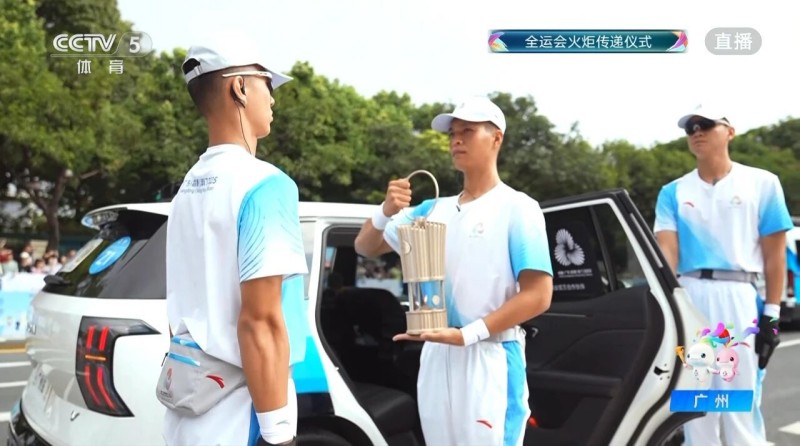 全运会史上首次,小马智行无人车参与火炬传递 (3).jpg