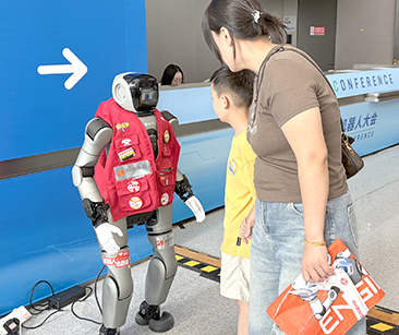 把展台上的前沿技术延伸成可感可知的便民服务 机器人“服务官”护航世界机器人大会.jpg 把展台上的前沿技术延伸成可感可知的便民服务 机器人“服务官”护航世界机器人大会.jpg