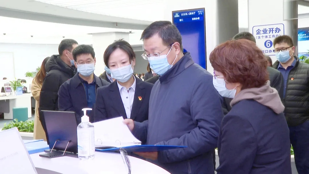 节后上班第一天，工委书记王少峰到政务服务中心专题调研，强调要铆足虎劲用高质量发展开路先锋本色绘就发展底色.webp.jpg