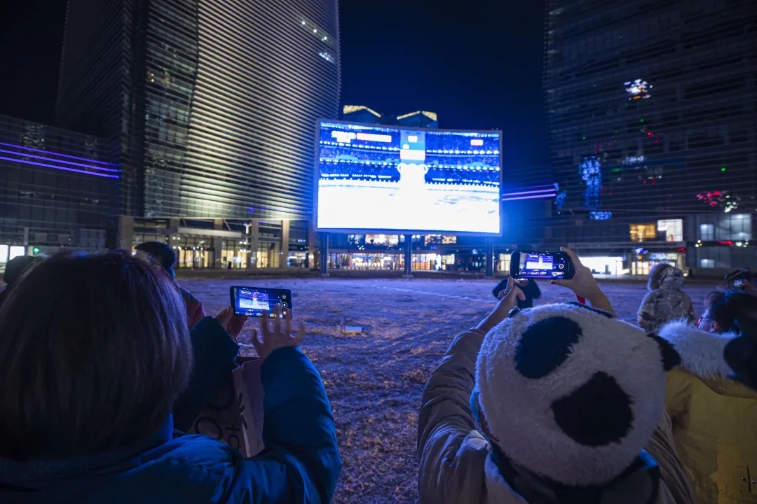 冬奥会开幕当天，北京经开区工委书记王少峰调度城市运行保障并检查8K大屏转播工作.webp (1).jpg