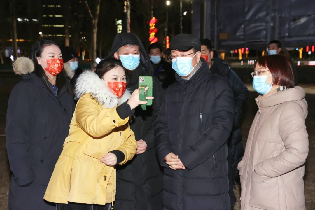 冬奥会开幕当天，北京经开区工委书记王少峰调度城市运行保障并检查8K大屏转播工作.webp (2).jpg