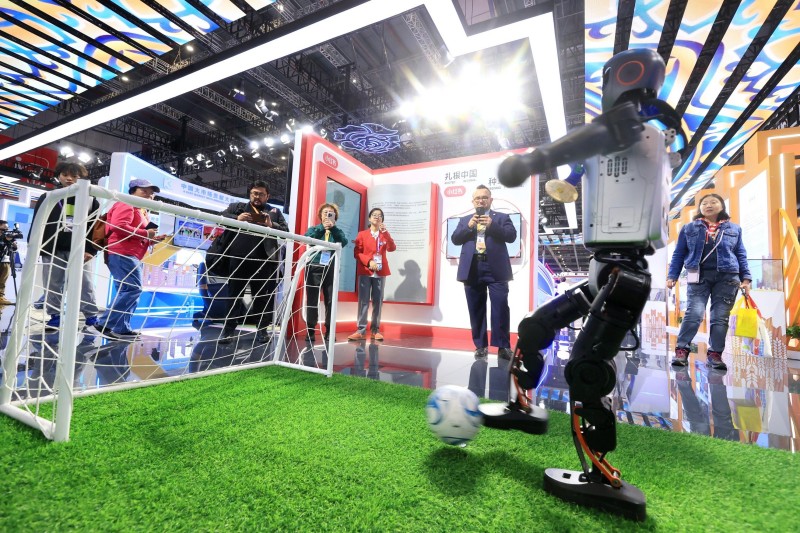 王磊调研进博会北京经开区展区及重点企业展位并开展对接洽谈 打造新兴产业和未来产业创新高地 (2).JPG