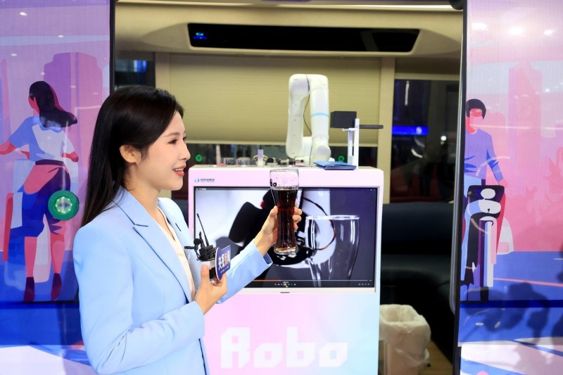 王磊调研进博会北京经开区展区及重点企业展位并开展对接洽谈 打造新兴产业和未来产业创新高地 (1).JPG