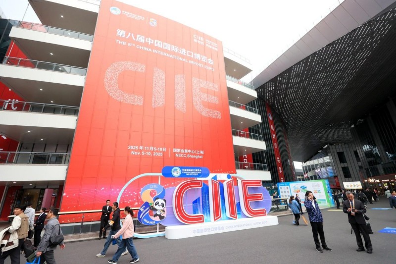 王磊调研进博会北京经开区展区及重点企业展位并开展对接洽谈 打造新兴产业和未来产业创新高地 (3).JPG