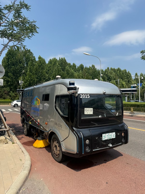亦庄全域道路将用智能环卫清扫,“铁憨憨”让城市保洁变了样3.jpg 亦庄全域道路将用智能环卫清扫,“铁憨憨”让城市保洁变了样3.jpg