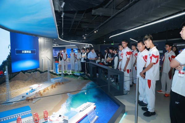 北京火箭大街里,大中小学生共上一堂航天思政课.jpg 北京火箭大街里,大中小学生共上一堂航天思政课.jpg