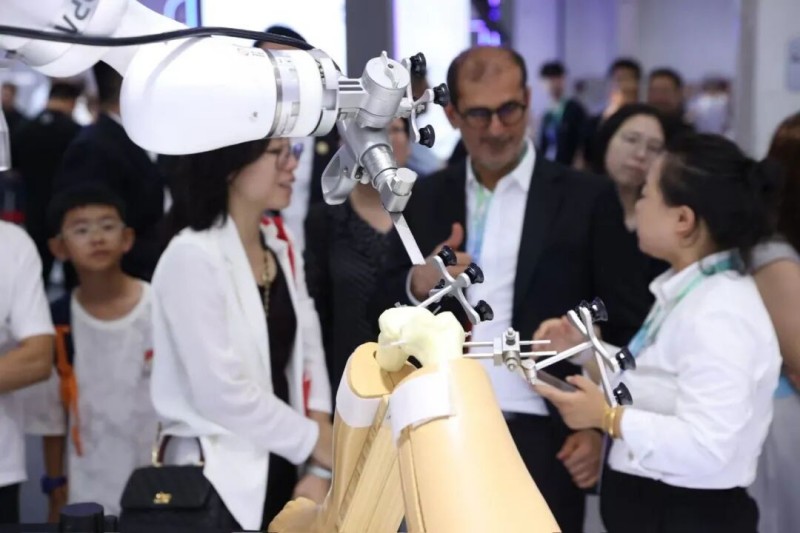 北京亦庄20余家企业携近百款新品亮相2026世界机器人大会 (7).jpg