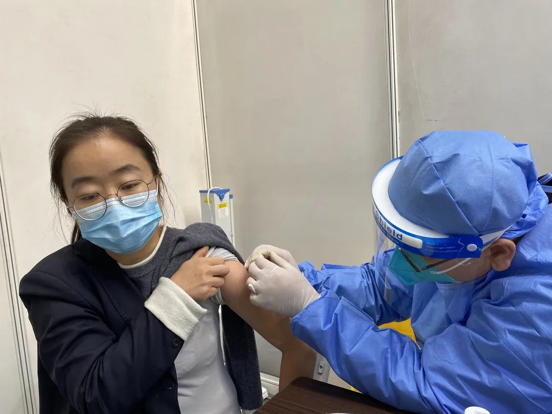 为什么要打加强针?哪些人需要打?国家卫健委回应了.webp (1).jpg 为什么要打加强针?哪些人需要打?国家卫健委回应了.webp (1).jpg