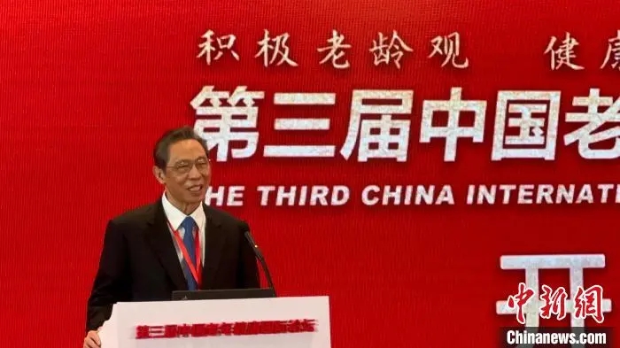 钟南山鼓励老年人及早进行新冠疫苗接种.webp.jpg 钟南山鼓励老年人及早进行新冠疫苗接种.webp.jpg