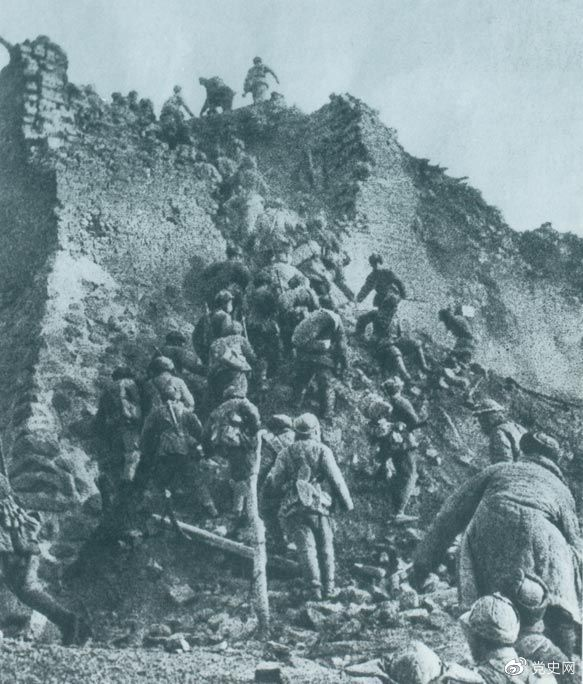 1948年12月,人民解放军向新保安守敌发起攻击。这是解放军战士登上新保安城头。.png 1948年12月,人民解放军向新保安守敌发起攻击。这是解放军战士登上新保安城头。.png