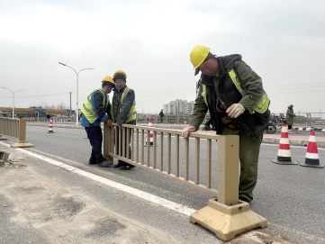 工人正在进行收尾工作.jpg 工人正在进行收尾工作.jpg