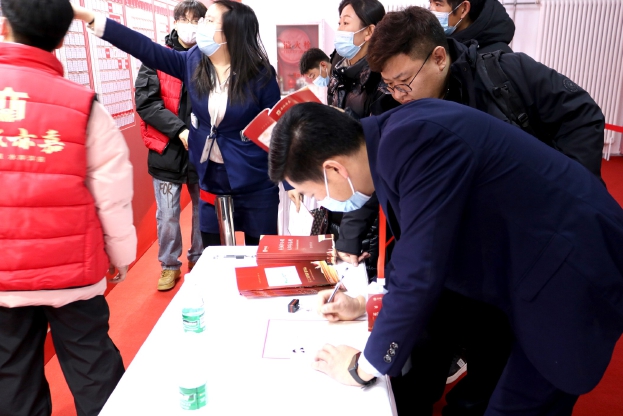 申购人现场选房并确认签字.jpg 申购人现场选房并确认签字.jpg