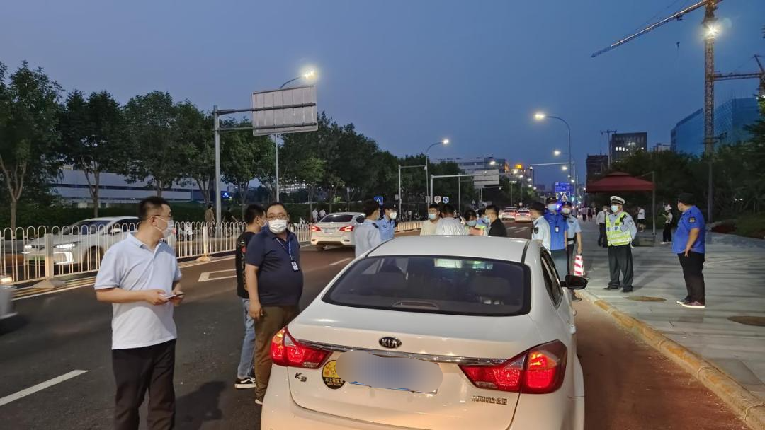 北京经开区开展专项打击行动,让非法运营车辆无处遁形!2.png 北京经开区开展专项打击行动,让非法运营车辆无处遁形!2.png