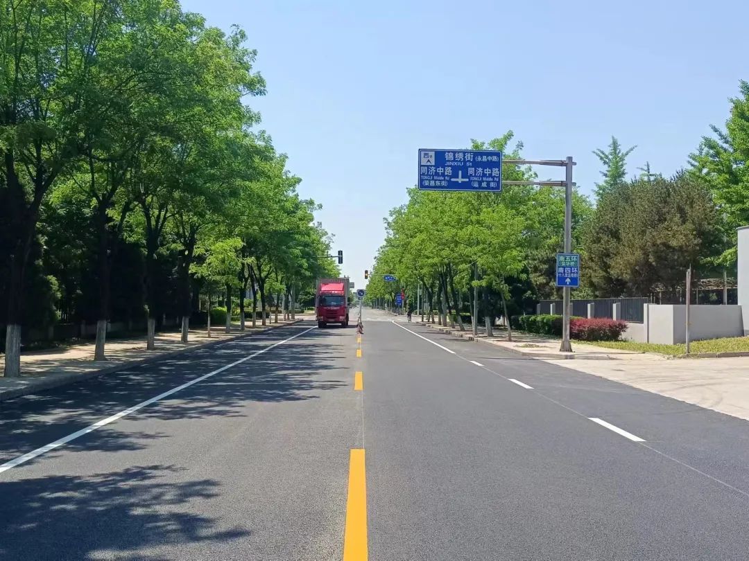 18.2万平米路面换新颜,护航群众安全出行路.jpg 18.2万平米路面换新颜,护航群众安全出行路.jpg