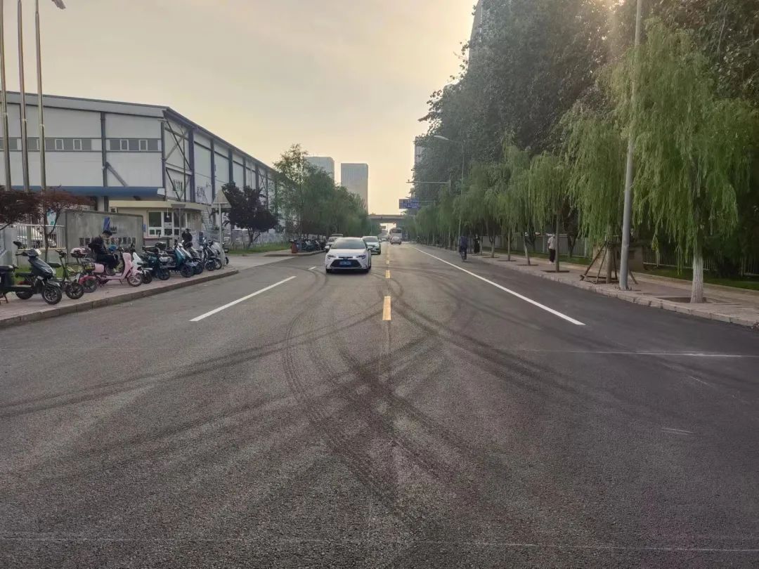 18.2万平米路面换新颜,护航群众安全出行路2.jpg 18.2万平米路面换新颜,护航群众安全出行路2.jpg