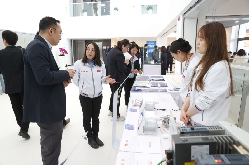 2025年度“亦企同行”特色产业服务活动计划发布.jpg 2025年度“亦企同行”特色产业服务活动计划发布.jpg