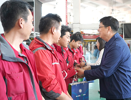 工作人员为劳动者们送上暖心礼包.jpg 工作人员为劳动者们送上暖心礼包.jpg