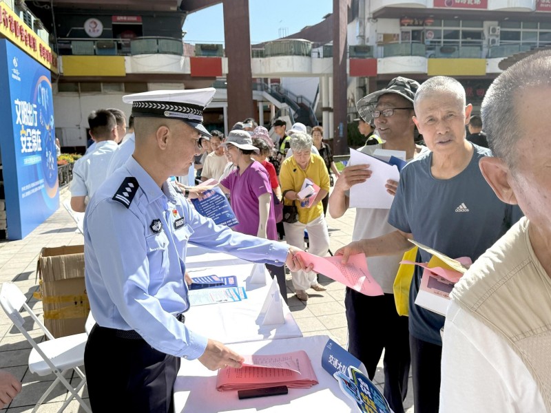 多方联动筑牢社区交通安全防线.JPG