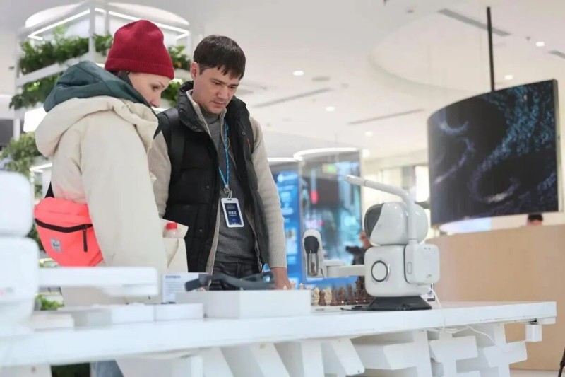 国际摄制组走进模数世界，探索北京人工智能创新生态 (4).jpg