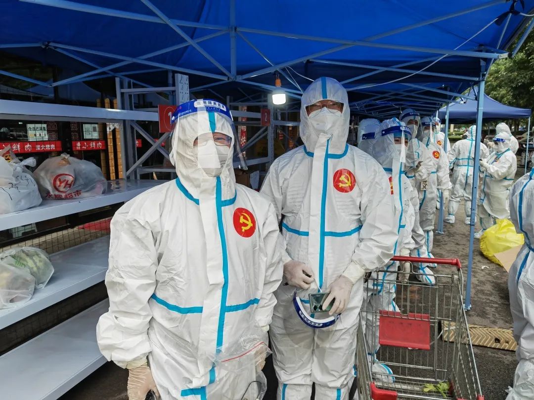 贴心服务不间断,新城社区志愿者为居民“送货上门”.jpg 贴心服务不间断,新城社区志愿者为居民“送货上门”.jpg