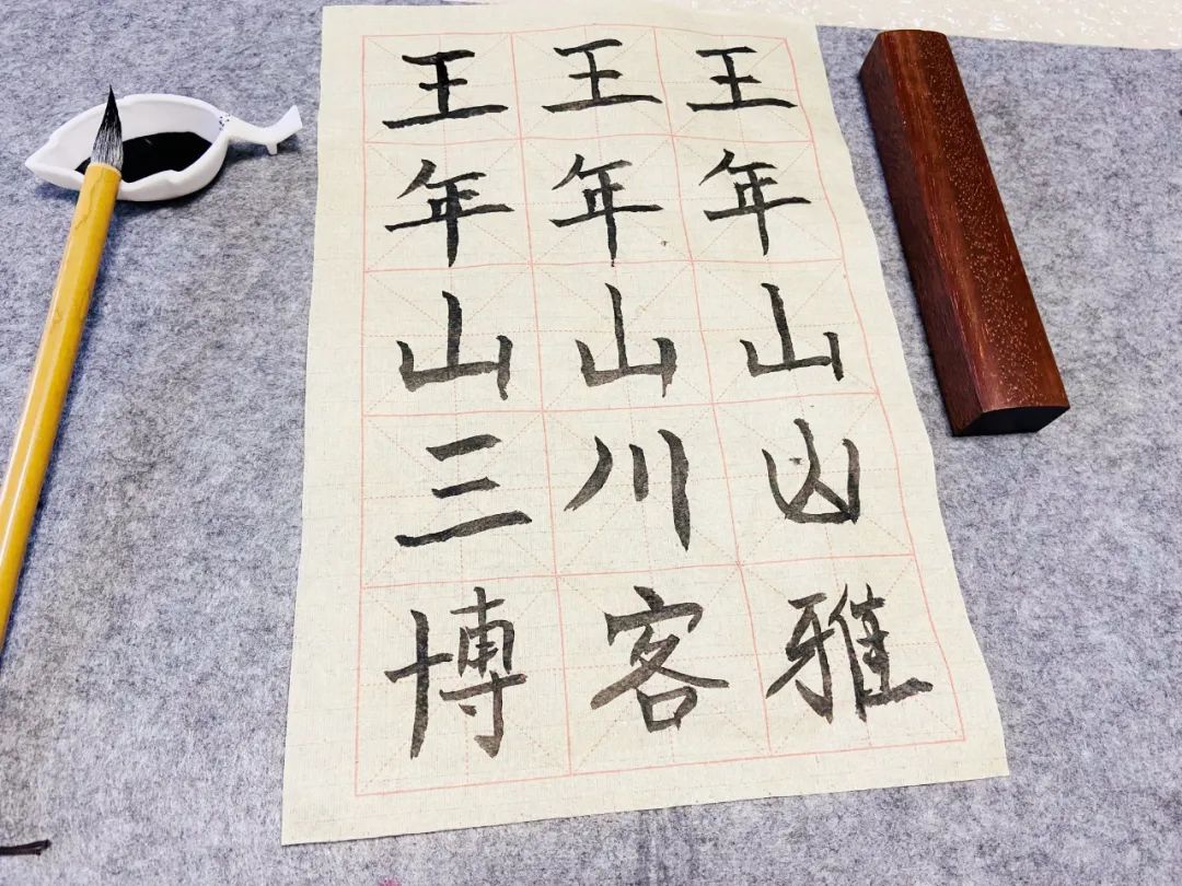 书法培训课程进社区啦!在这里,让居民有所学、有所乐.jpg 书法培训课程进社区啦!在这里,让居民有所学、有所乐.jpg