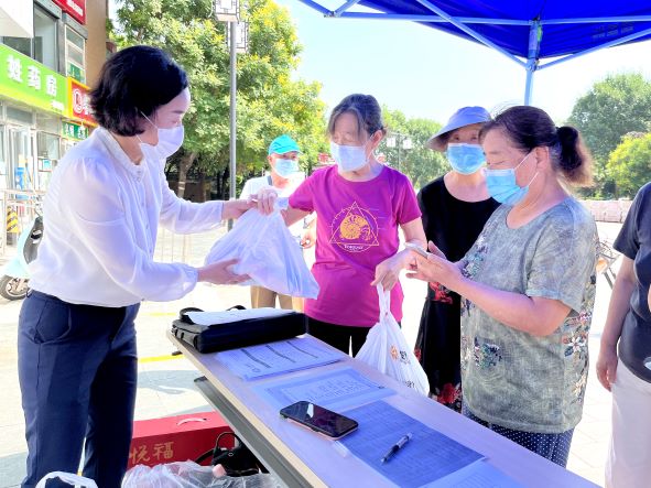 暖暖的 爱心物资送给社区防疫志愿者.jpg 暖暖的 爱心物资送给社区防疫志愿者.jpg