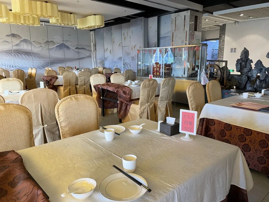 老年餐桌.jpg 老年餐桌.jpg