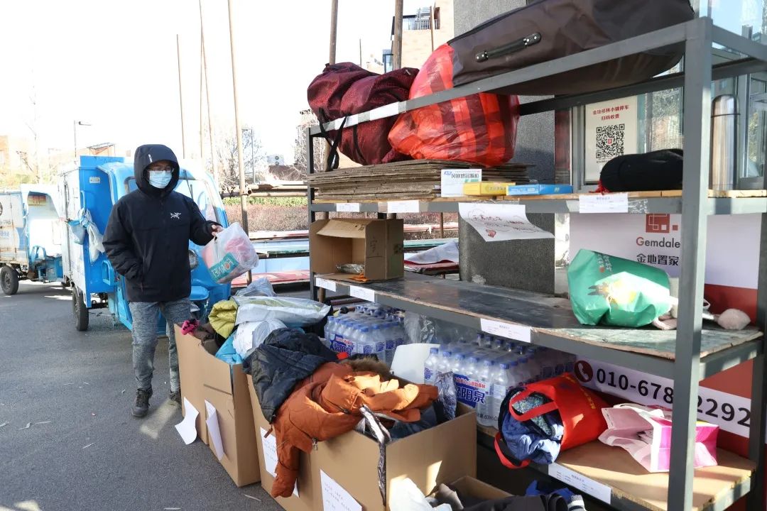 “天寒地冻,小镇有爱”!冬日里,5箱爱心物资折射亦城“暖阳”5.jpg “天寒地冻,小镇有爱”!冬日里,5箱爱心物资折射亦城“暖阳”5.jpg