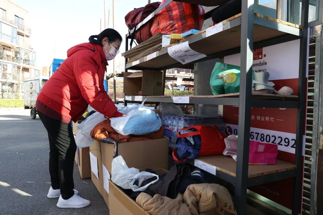 “天寒地冻,小镇有爱”!冬日里,5箱爱心物资折射亦城“暖阳”6.jpg