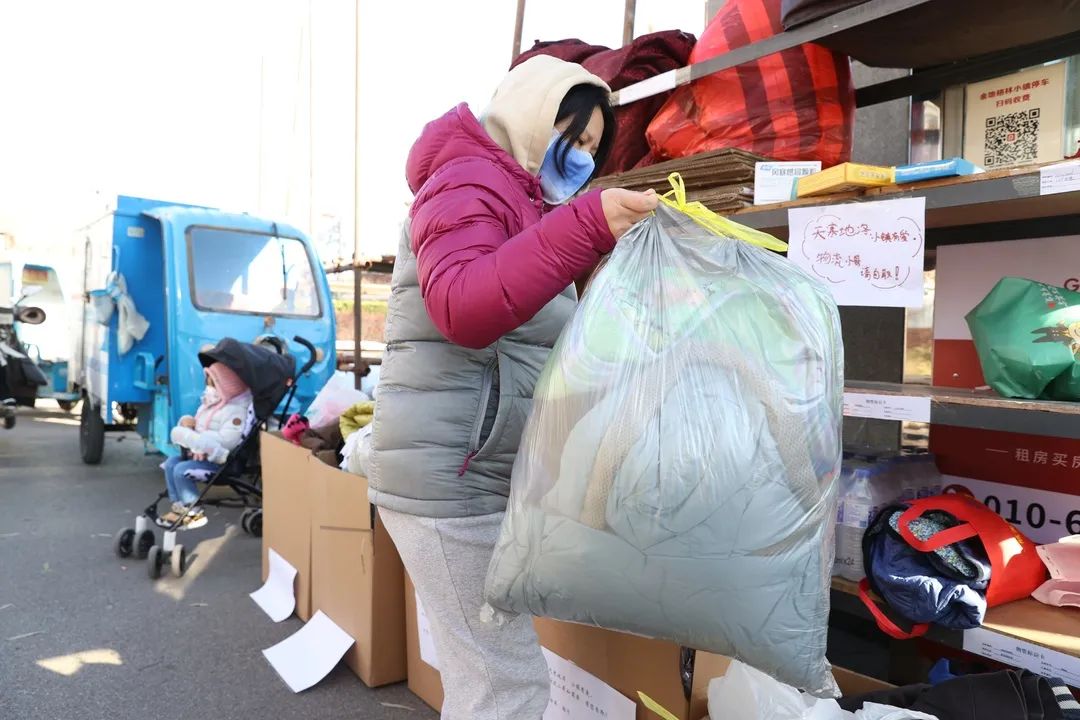 “天寒地冻,小镇有爱”!冬日里,5箱爱心物资折射亦城“暖阳”7.jpg