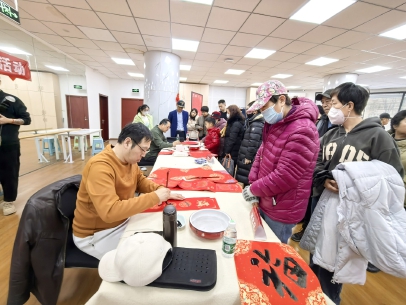 书画家们为居民书写春联、福字。.jpg