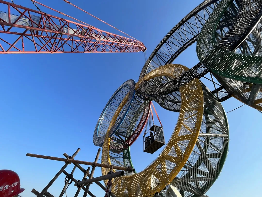 误差不到2毫米！“亦庄智造”高空精准拼接奥运五环标志.webp (1).jpg