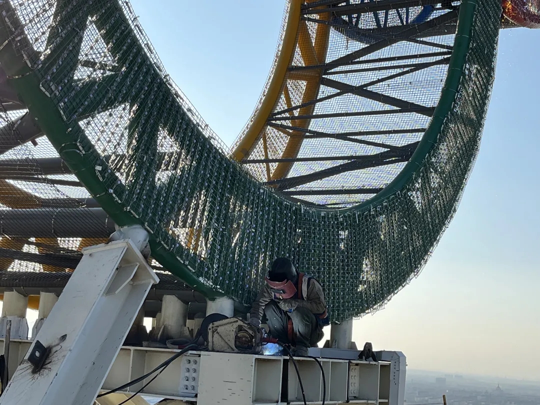 误差不到2毫米！“亦庄智造”高空精准拼接奥运五环标志.webp (2).jpg