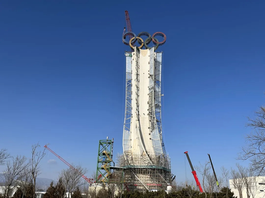 误差不到2毫米！“亦庄智造”高空精准拼接奥运五环标志.webp (4).jpg