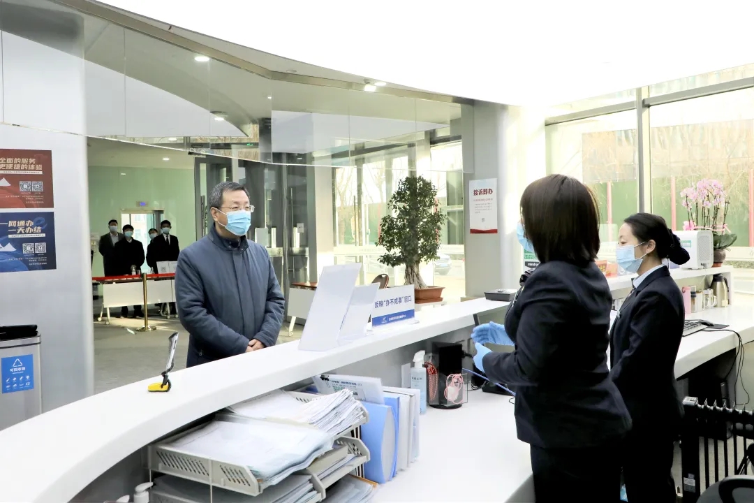 节后上班第一天，工委书记王少峰到政务服务中心专题调研，强调要铆足虎劲用高质量发展开路先锋本色绘就发展底色.webp (1).jpg