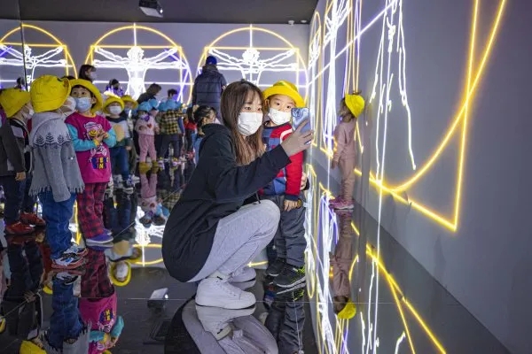 萌翻了~“时光·宝藏-对话达芬奇”艺术展迎来一群“小可爱”.webp (5).jpg